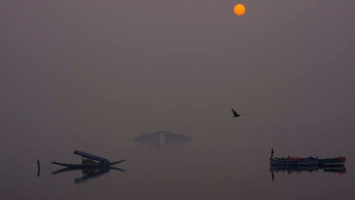 আবহাওয়ার মেজাজ বদল। বৃষ্টি থামার পর ফের নামল পারদ। আজ কলকাতার সর্বনিম্ন তাপমাত্রা ১৬.৮ ডিগ্রি সেলসিয়াস। দার্জিলিঙে বরফ পড়ার সম্ভাবনা। তবে শীতের আমেজ ফিরলেও বাধা হয়ে দাঁড়াচ্ছে পশ্চিমী ঝঞ্ঝা।