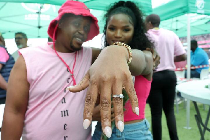 गर्लफ्रेंड ने प्रपोजल को स्वीकार किया, जिसके बाद दोनों ने एक-दूसरे को गले भी लगाया.