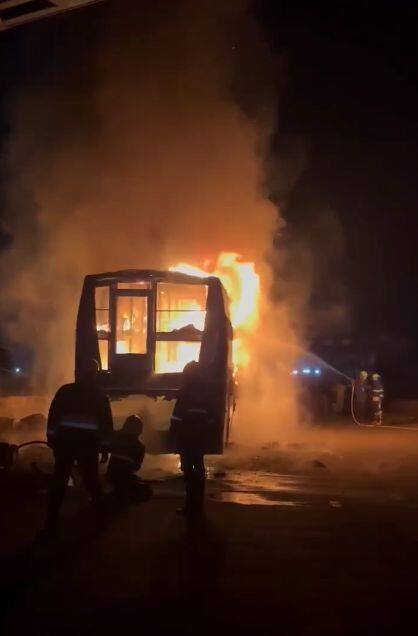 रोहा धाटाव एमआयडीसीमधील फायर टीमकडून आग विझवण्यात यश आले. बसला लागलेल्या आगीत कोणतीही जीवितहानी झालेली नाही.