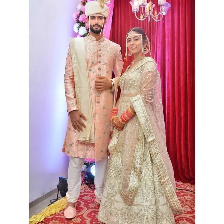 अलग-अलग धर्म के होने के बावजूद शिवम और अंजुम ने शादी करने का फैसला किया था. हालांकि ये शादी उनके लिए आसान नहीं थी. शिवम और अंजुम की शादी की तस्वीरें सोशल मीडिया पर खूब वायरल हुईं और खूब चर्चा बटोरी।