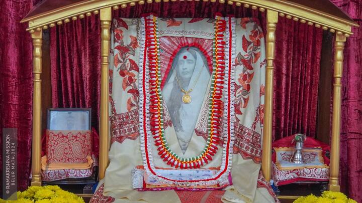 শ্রীমা সারদা দেবী: এক মৌলিক ব্যক্তিত্ব স্বামী ঋতানন্দ লিখেছেন, মায়ের ব্যক্তিত্বের কথা। যিনি ছিলেন সত্যরূপিনী, সত্যে প্রতিষ্ঠিত। তাই বলেছিলেন- মঠের ছেলেরা প্রয়োজনে গাছতলায় আশ্রয় নেবে, তবু সত্যভঙ্গ করবে। ছবি সূত্র- রামকৃষ্ণ মঠ মিশন, বেলুড় মঠ/ ফেসবুক