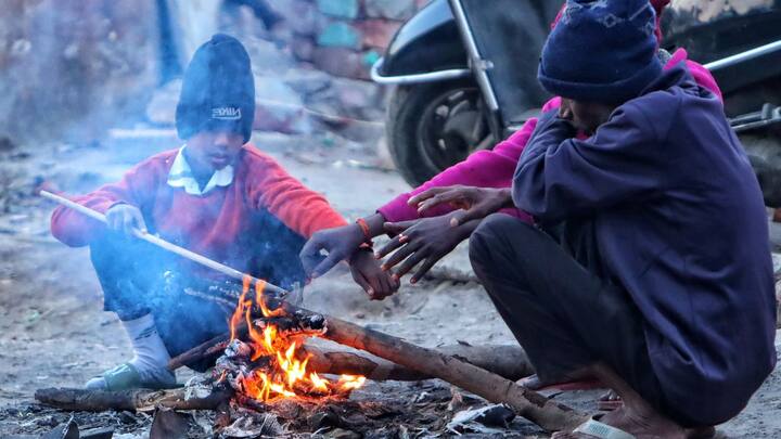 আবহাওয়া দফতর সূত্রে খবর, মৎসজীবীদের আজ বিকেল পর্যন্ত সমুদ্রে যেতে নিষেধাজ্ঞা জারি করা হয়েছে।