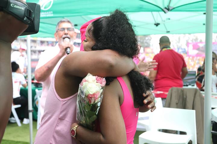 दक्षिण अफ्रीकी क्रिकेट बोर्ड ने सोशल मीडिया के माध्यम से बताया कि शायद पिंक वनडे मैच शायद कपल्स द्वारा प्रपोजल के लिए ही बने हैं. बोर्ड ने इस कपल को सगाई पर बधाई भी दी.