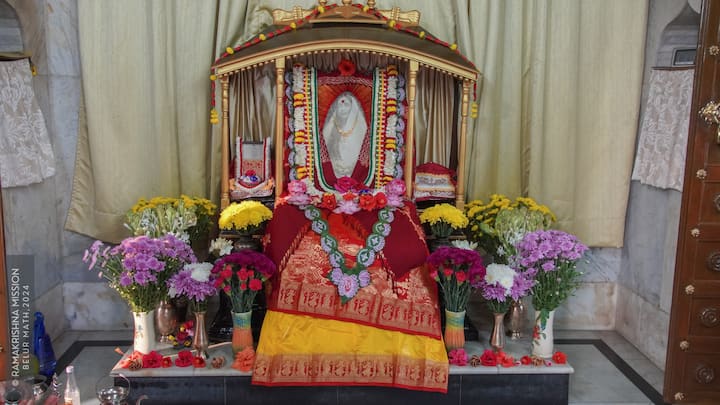 মায়ের শেষ উপদেশ ছিল, “কারও দোষ দেখো না।” আর একটি কথা বলতেন, “যখন তোমরা কোনও সমস্যায় পড়বে, যখন কোনও মানসিক অশান্তি আসবে, তখন মনে রাখবে তোমাদের একজন মা আছেন।” ছবি সূত্র- রামকৃষ্ণ মঠ মিশন, বেলুড় মঠ/ ফেসবুক