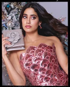Janhvi Kapoor : జాన్వీ కపూర్ ధరించిన ఈ పొట్టి డ్రెస్ కాస్ట్ 7 లక్షల పైమాటే.. క్రిస్మస్ లుక్​ని గ్రాండ్​గా ప్లాన్ చేసిందిగా