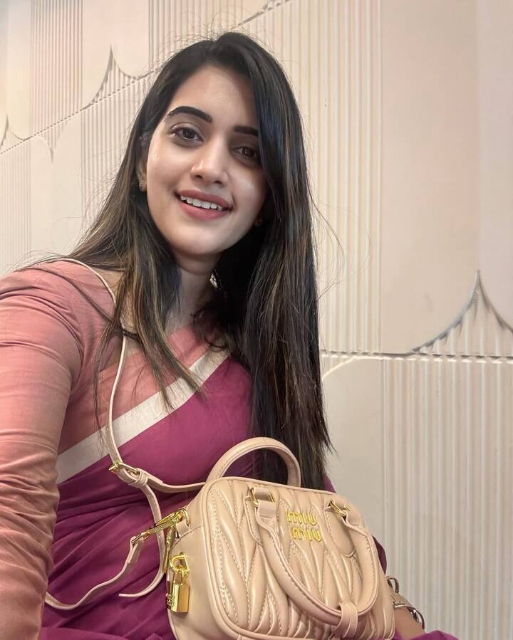 సెలబ్రెటీలు ఎయిర్​పోర్ట్​కి వెళ్లినప్పుడు బ్రాండెడ్ దుస్తుల్లో లేదా కంఫర్టబుల్ మోడ్రన్ అవుట్ ఫిట్స్​లో కనిపిస్తూ ఉంటారు. అందుకే వారి ఎయిర్​పోర్ట్ లుక్స్​ని వారి అభిమానులు ఫాలో అవుతూ ఉంటారు.(Image Source : Instagram/Sravanthi Chokarapu)