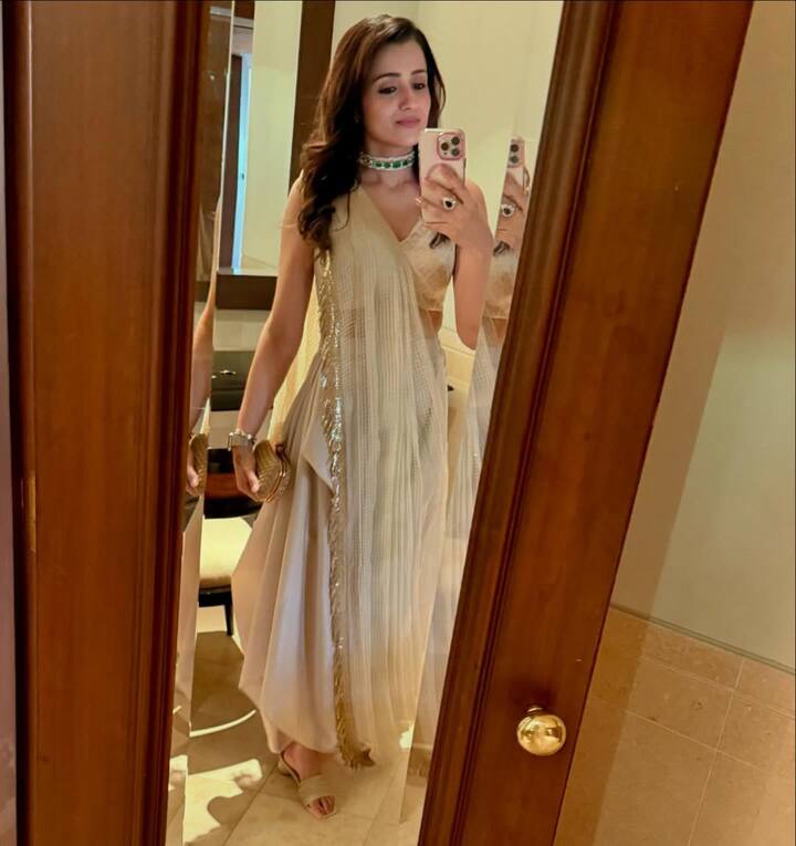 అందం, అభినయంతో తనకంటూ స్పెషల్ ఇమేజ్ క్రియేట్ చేసుకుంది త్రిష. అన్ని భాషల్లో నటించిన త్రిష..ఫేడవుట్ అయిపోయింది అనుకున్న టైమ్ లో మళ్లీ దూసుకొచ్చింది