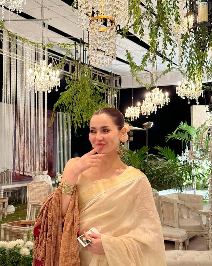 Hania also wore matching heavy earrings and golden colored bangles in her hands.