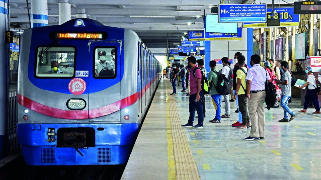 Kolkata Metro: শোভাবাজার মেট্রো স্টেশনে ঝাঁপ দিয়ে আত্মহত্যার চেষ্টা, ব্যাহত পরিষেবা