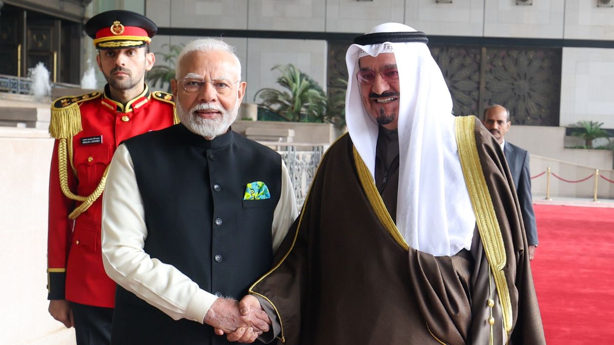 In Special Gesture, Kuwait PM Personally Sees Off Modi As He Emplanes For New Delhi — WATCH