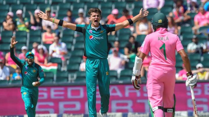 पाकिस्तान के खिलाफ दक्षिण अफ्रीका तीसरे वनडे मैच में गुलाबी जर्सी पहन कर खेल रही है. पाकिस्तान इस सीरीज में 2-0 से आगे चल रहा है.