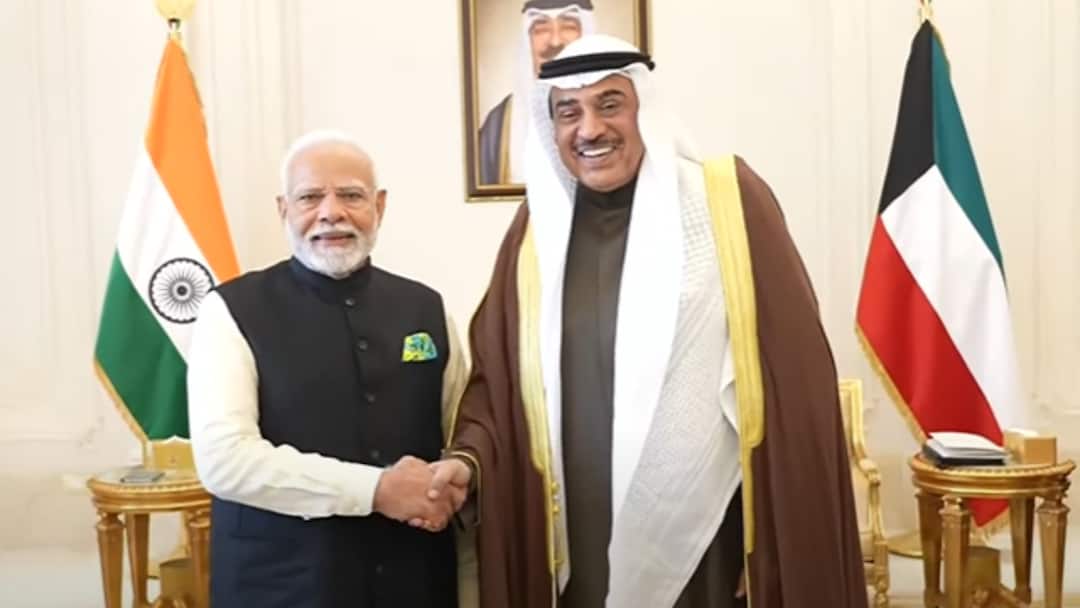 PM Narendra Modi Kuwait Visit Live Updates Indian Diaspora Hala Modi Event Gulf Cup bilateral talks PM Modi Kuwait Visit Highlights: खत्म हुआ पीएम मोदी का दो दिवसीय कुवैत दौरा, वापस भारत के लिए रवाना