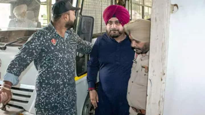 Robin Uthappa may have to go to jail on charges of provident fund scam, but do you know that many big Indian cricketers have gone to jail even before this. Big names are included in this list. Former Indian cricketer Navjot Singh Sidhu had to go to jail in 1988. At that time Navjot Singh Sidhu and his associates were accused of beating the victim after a road accident dispute. At the same time, a 50-year-old man had died in that road accident. (Photo credit- social media)