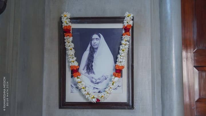 শ্রীমায়ের শতবর্ষ-জয়ন্তী গ্রন্থে বলা আছে যে শ্ৰীশ্ৰীমা ছিলেন “রামকৃষ্ণগতপ্রাণা”। তাঁর প্রতিটি কাজ, প্রতিটি কথা, প্রতিটি চিন্তায় ঠাকুর থাকতেন জড়িয়ে। মা আমার মা-দিদিমাকে বলতেন, “জীবনের প্রতিটি পদক্ষেপে ঠাকুরকে স্মরণ রেখো। তাহলে কোনও কষ্টকে আর কষ্ট বলে মনে হবে না। জীবনে দুঃখ-কষ্ট কার বা নেই? ওসব তো থাকবেই; তার নাম নিলে, তাকে আশ্রয় করলে তিনি শক্তি দেবেন। দুঃখ ও কষ্ট তখন আর তোমার ওপর ছাপ ফেলতে পারবে না।”ছবি সূত্র- রামকৃষ্ণ মঠ মিশন, বেলুড় মঠ/ ফেসবুক