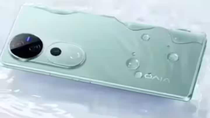 આ Vivo ફોનમાં 6.78 ઇંચની ફૂલ HD+ AMOLED ડિસ્પ્લે છે. તેનું પિક્સલ રિઝૉલ્યૂશન 2800 x 1260, પીક બ્રાઇટનેસ 4500 nits, રિફ્રેશ રેટ 120Hz અને સ્ક્રીન ટૂ રેશિયો 93 ટકા છે. આ ફોનનું વજન માત્ર 190 ગ્રામ છે.