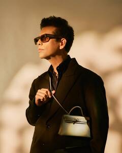 करण जौहर ने कोट-पैंट के साथ कैरी किया लेडीज पर्स, कहा- 'फैशन का कोई जेंडर नहीं होता'