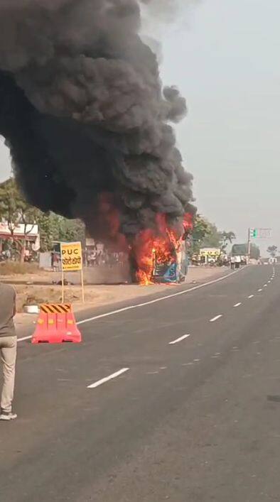 घटनेची माहिती मिळताच अग्निशमन दलाला पाचारण करण्यात आले, आग आटोक्यात आणण्यात आली आहे.