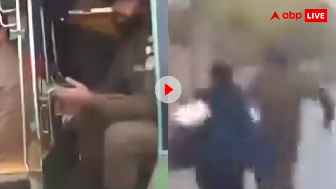 पाकिस्तान की चरसी पुलिस! खुलेआम चरस बेचते पकड़ा गया पुलिस वाला, कैमरा देख हो गया फरार, देखें वीडियो Pakistan Punjab Police Jawan caught red handed while selling hashish openly video goes viral पाकिस्तान की चरसी पुलिस! खुलेआम चरस बेचते पकड़ा गया पुलिस वाला, कैमरा देख हो गया फरार, देखें वीडियो