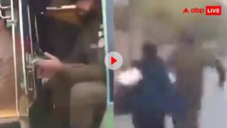 पाकिस्तान की चरसी पुलिस! खुलेआम चरस बेचते पकड़ा गया पुलिस वाला, कैमरा देख हो गया फरार, देखें वीडियो