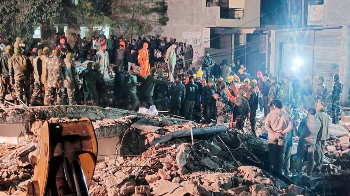 Mohali Building Collapse: मोहाली में ढही 3 मंजिला इमारत, मलबे में कई लोगों के फंसे होने की आशंका, एक महिला का मिला शव