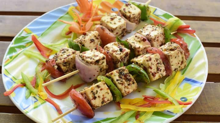 Instant Paneer Tikka: எளிதாக பனீர் டிக்கா செய்வது எப்படி? என்று கீழே காணலாம். பத்து நிமிடங்கள் பனீர் டிக்கா செய்வது எப்படி காணலாம்.