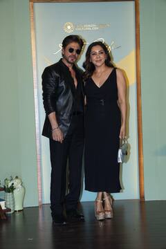 NMACC Arts Cafe Preview Night: शाहरुख खान ने वाइफ गौरी संग की ब्लैक में ट्विनिंग, कैटरीना से माधुरी तक ने लुक से लगाए चार चांद, देखें तस्वीरें