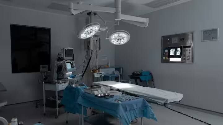 સરકાર આ લોકો માટે આયુષ્માન ભારત યોજના ચલાવી રહી છે. જે અંતર્ગત લાભાર્થીઓને 5 લાખ રૂપિયા સુધીની મફત સારવાર મળે છે. આયુષ્માન કાર્ડ યોજના હેઠળ જાહેર કરવામાં આવે છે. જેમાં રજિસ્ટર્ડ સરકારી અને ખાનગી હોસ્પિટલોમાં મફત સારવાર ઉપલબ્ધ છે.