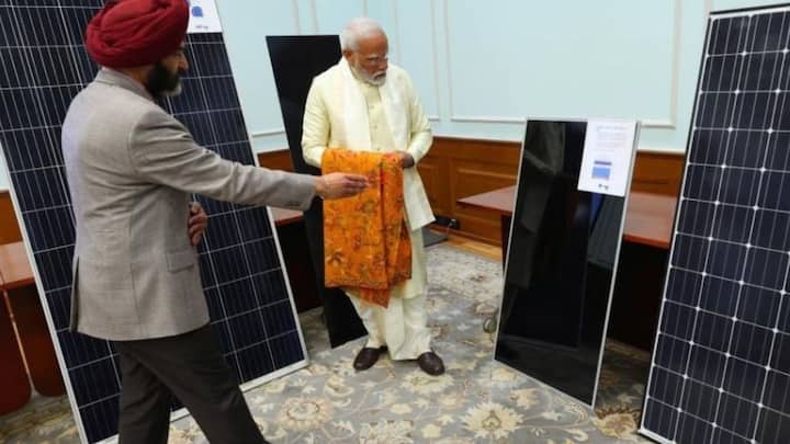 भारत सरकार ने प्रधानमंत्री सूर्योदय योजना के तहत देशभर के बिजली बिल जीरो करने का लक्ष्य रखा है. इस योजना के तहत घरों की छतों पर सोलर पैनल लगवाए जाएंगे. योजना में एक करोड़ लोगों को लाभ देने का लक्ष्य रखा गया है.