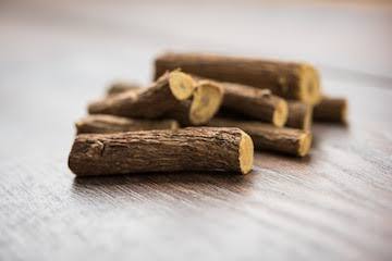 मुलेठी एक औषधी की तरह है जो सर्दियों में जबरदस्त फायदेमंद होता है. बच्चों से लेकर बड़ों तक की सेहत के लिए इसके कई बेनिफिट्स होते हैं. सर्दी के मौसम में आयुर्वेद और चीनी चिकित्सा में कफ को जड़ से खत्म करने के लिए मुलेठी (Licorice) का इस्तेमाल किया जाता है.