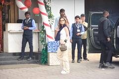 राशा थडानी का दिखा कूल लुक, अजय देवगन ने भांजे अमन संग दिए पोज, एयरपोर्ट पर स्पॉट हुई 'आजाद' की स्टार कास्ट