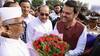 अहिल्या नगर पहुंचे CM देवेंद्र फडणवीस का अन्ना हजारे ने किया स्वागत, रालेगणसिद्धी आने का न्योता