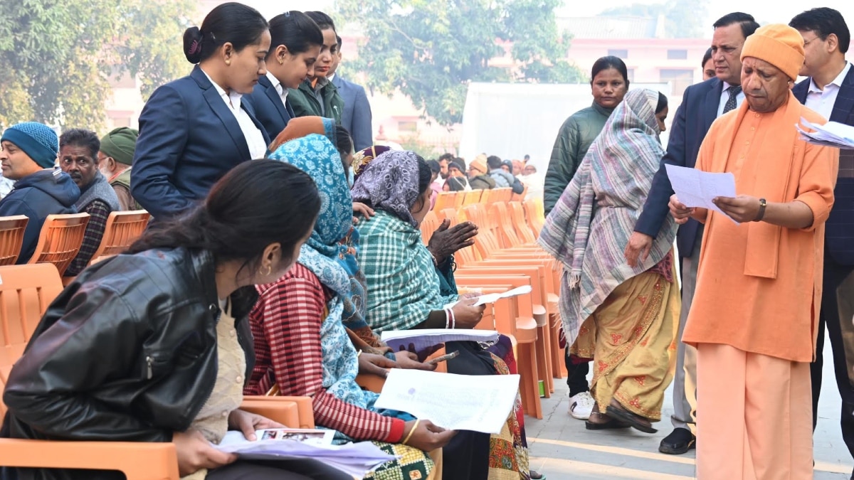 लोगों की समस्याएं सुन सीएम योगी बोले- ‘मकान दिलाएंगे, इलाज भी कराएंगे, भू-माफियाओं पर करेंगे सख्त कार्रवाई’