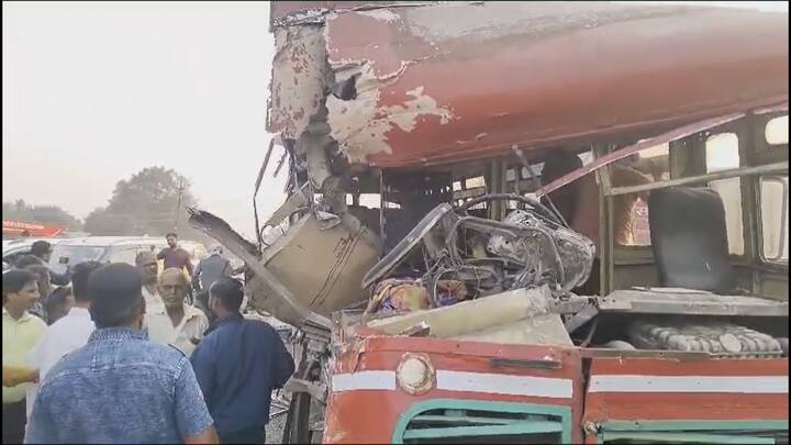 मिळालेल्या माहितीनुसार शिर्डीहून छ्त्रपती संभाजीनगरकडे ही बस निघालेली असताना वाटेत या बसचा अपघात झाला आहे.