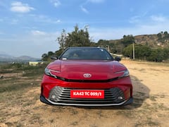 Toyota Camry 2024 : ৪৮ লাখে টয়োটার এই সেডান নেবেন ? না প্রিমিয়াম এসইউভি ভাল ?