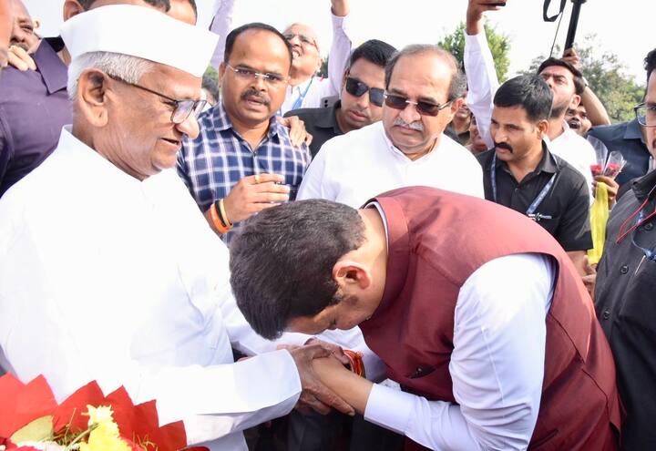 पद्मभूषण अण्णा हजारे यांच्यासारखे एक प्रेरणा पुरुष, पद्मश्री पोपटराव पवार यांच्यासारखे एक समाजपुरुष समाजासाठी योगदान देत आहेत. त्यांच्या कार्याची प्रेरणा घेऊनच वधु-वरांनी संसारासोबतच समाजकार्यातही पुढील वाटचाल करावी, असे प्रतिपादन मुख्यमंत्री देवेंद्र फडणवीस यांनी केले.