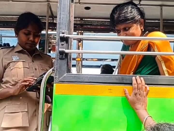 karur news Two female police officers helped a blind woman by standing by her side tnn கண்பார்வையற்ற பெண்ணுக்கு காலாக இருந்து பெண் காவலர்கள் - கரூரில் நெகிழ்ச்சியூட்டும் சம்பவம்