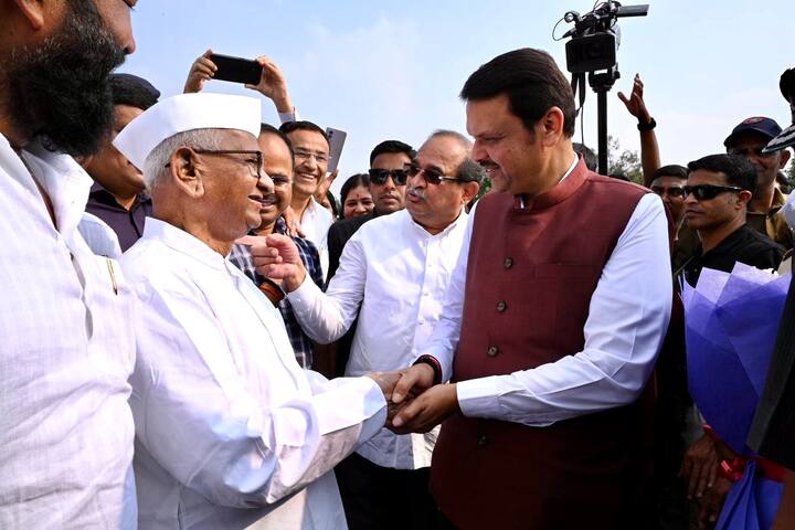 गावाला व समाजाला मिळालेली समाजसेवेची परंपरा वधु-वरांनी पुढे चालू ठेवावी, असे म्हणत अण्णा हजारे यांनी नव वधु-वरास आशीर्वाद दिले.