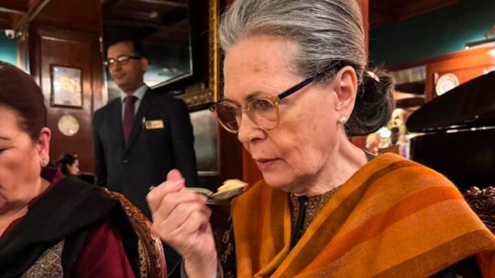इस दौरान  सोनिया गांधी ने यहां पर आइसक्रीम फालूदा का भी स्वाद चखा.
