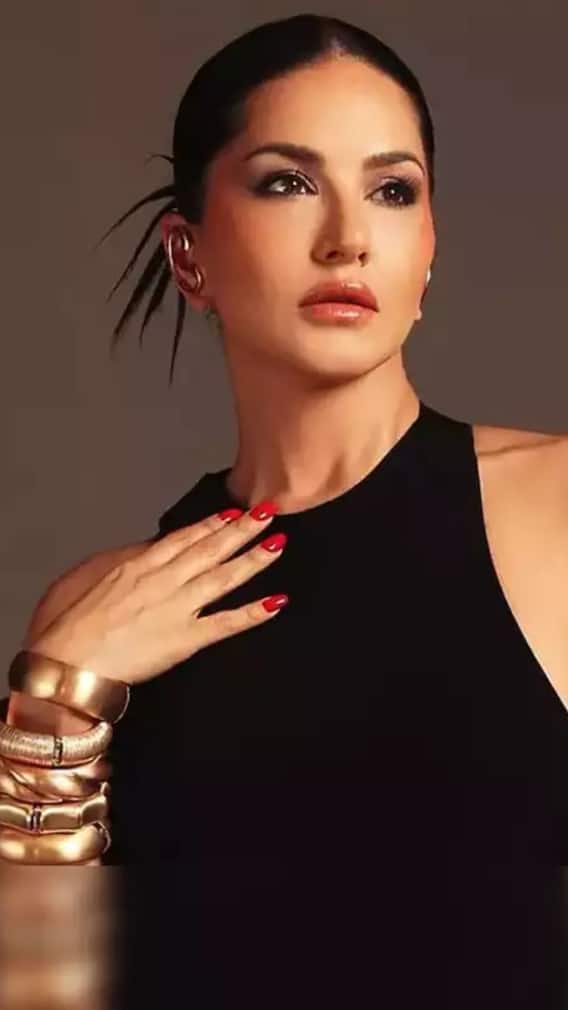 সরকারি যোজনায় সানি লিওনির নাম! মাসে মাসে হাজার টাকা ঢুকল ব্যাঙ্কে