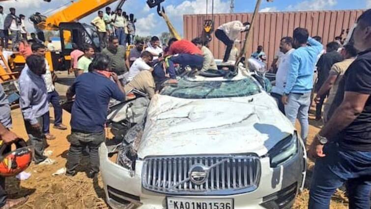 Bengaluru CEO family death in Volvo crash sparks road safety debate online netizens slams govt Volvo Crash: வரி இருக்கு, நல்ல சாலை இருக்கா? விதிகள் எங்கே? வால்வோ நொறுங்கி 6 பேர் பலி, குவியும் கண்டனங்கள்