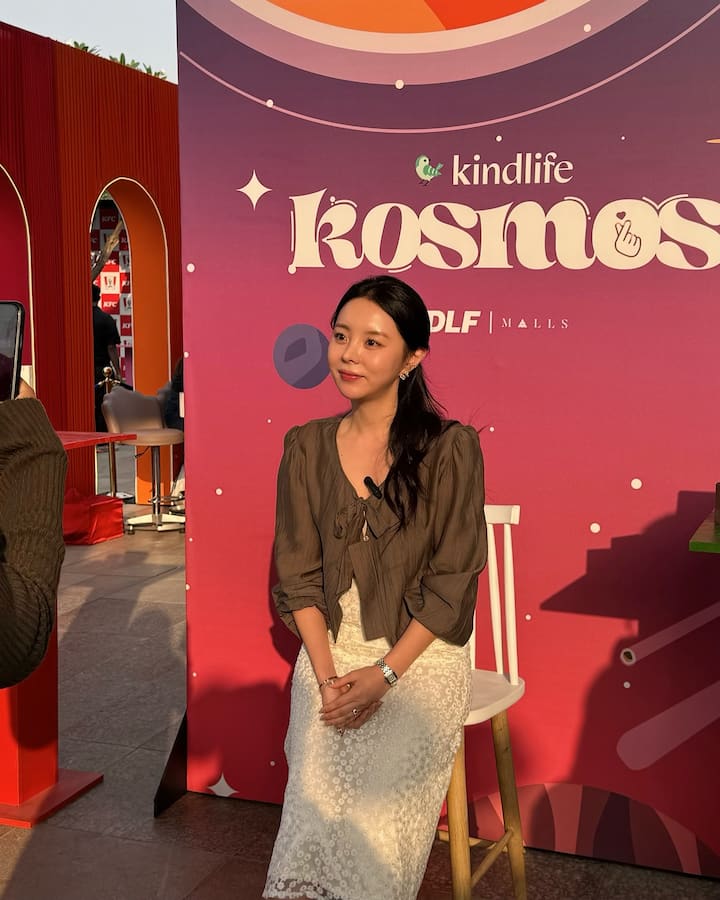 Ji-woo’s YouTube channel offers fans glimpses into her everyday life, from dermatologist visits to DIY candle-making sessions.