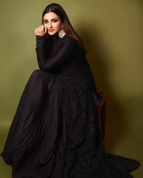 परिणीति फिलहाल कई प्रोजेक्ट्स में बिजी हैं साथ ही वे अपने पति राघव संघ हैप्पी मैरिड लाइफ भी एंजॉय कर रही हैं.