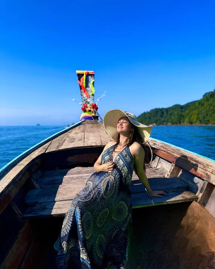 रेवती ही स्टार प्रवाह वाहिनीवरील लग्नाची बेडी मालिकेतून प्रेक्षकांच्या भेटीस येत होती.