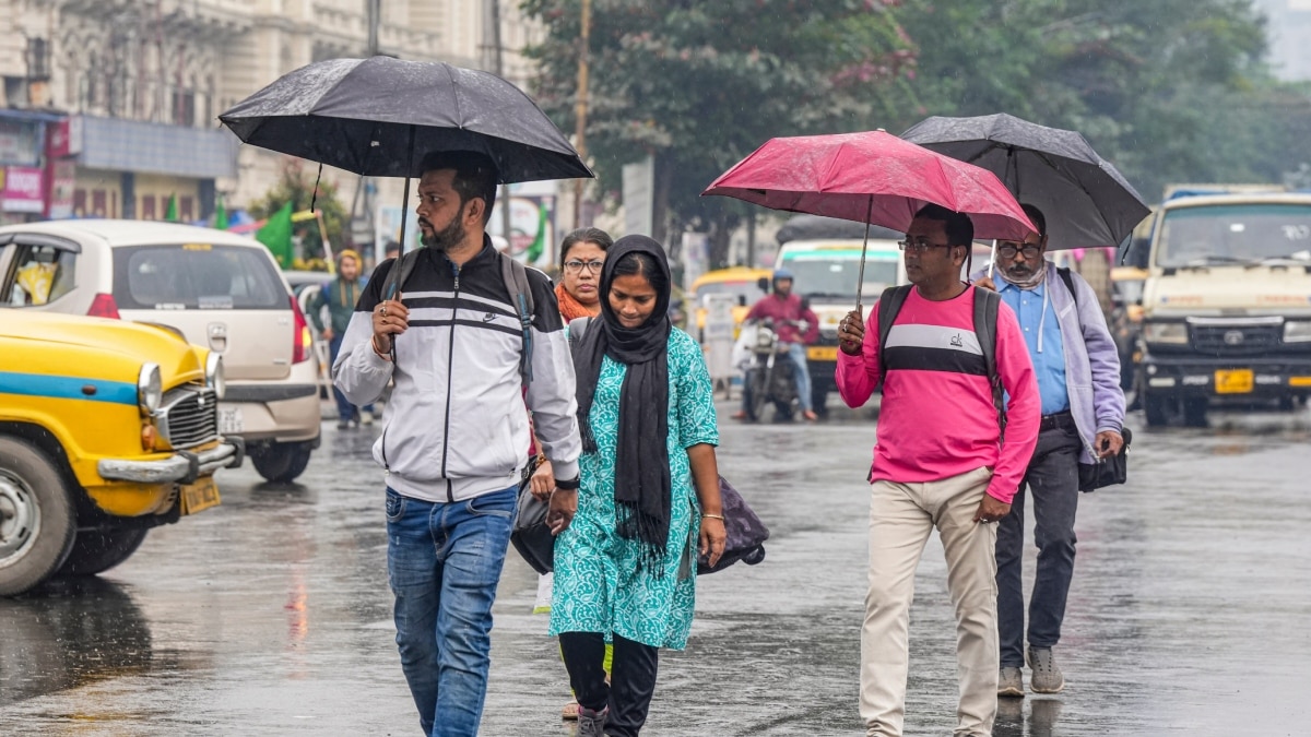 Delhi Rain: दिल्ली में भीषण ठंड के बीच जोरादार बारिश, सड़कों पर लगा लंबा जाम