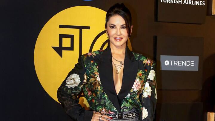 নিয়মিত শরীরচর্চার দিকে জোর দেন সানি লিওন। এতে যেমন তাঁর শরীরে মেদ জমতে পারে না, তেমনই একাধিক ত্বকের চর্চায় টান টান থাকে ত্বকও।