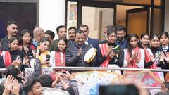 दिल्ली के छात्रों ने की जिद तो डांस करने लगे अरविंद केजरीवाल, बजाई ढपली, देखें Video