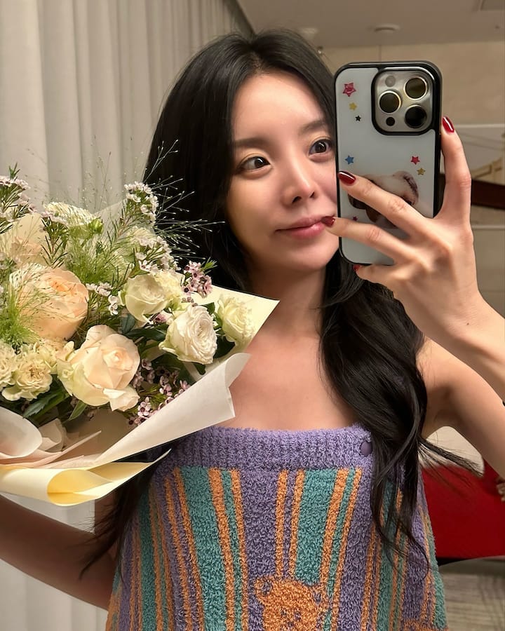 For her birthday, Ji-woo unboxed luxurious gifts, including items from Dior, Maison Kitsuné, Chanel, and Moët & Chandon.