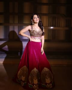 Sonalee Kulkarni : गुलाबी लेहंगा, नखरेल अदा अन् सोशल मीडियावर धुरळा; सोनाली कुलकर्णीचे हे फोटो पाहाच!