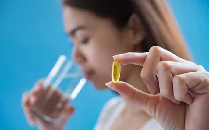 મહિલાઓને ગર્ભાવસ્થા દરમિયાન સ્વસ્થ રહેવા માટે ઘણા પ્રકારના પોષક તત્વો, વિટામિન્સ અને મિનરલ્સની જરૂર હોય છે. આમાંથી એક વિટામિન ડી છે. આ સમયગાળા દરમિયાન મોટાભાગની મહિલાઓ વિટામિન A અને C થી ભરપૂર વસ્તુઓ ખાય છે પરંતુ વિટામિન D ને અવગણે છે જે ખતરનાક છે. વિટામિન ડી લોહીમાં ફોસ્ફરસ અને કેલ્શિયમની માત્રાને સંતુલિત કરવામાં મદદ કરે છે.