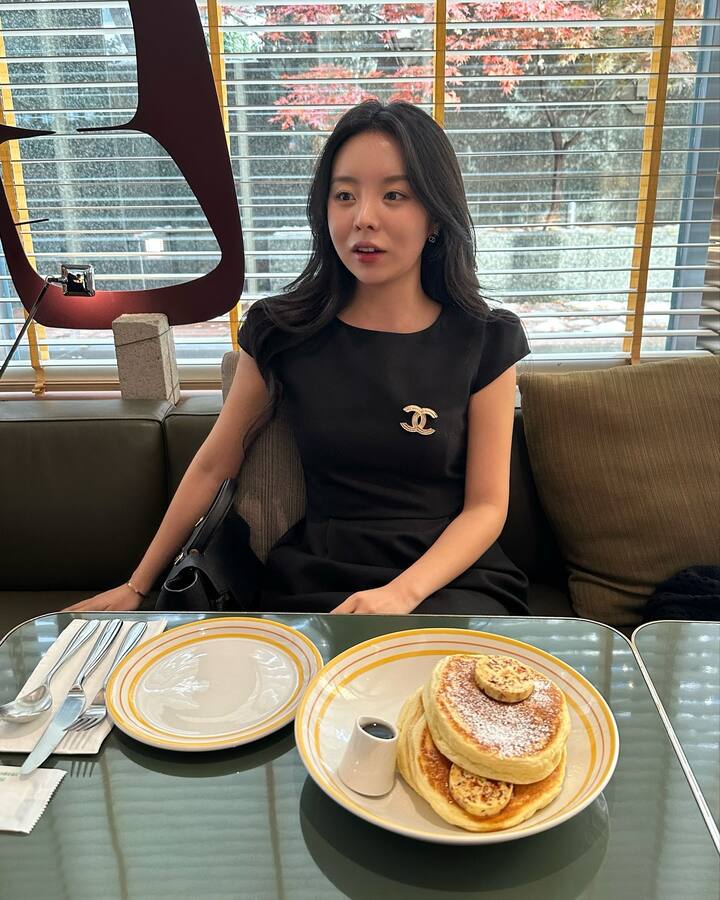 Despite her fame, Ji-woo shares relatable lifestyle content, making her highly accessible and beloved by her followers.
